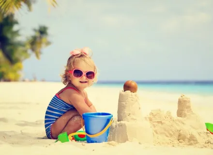 mh_Toys_on_the_sandy_beach